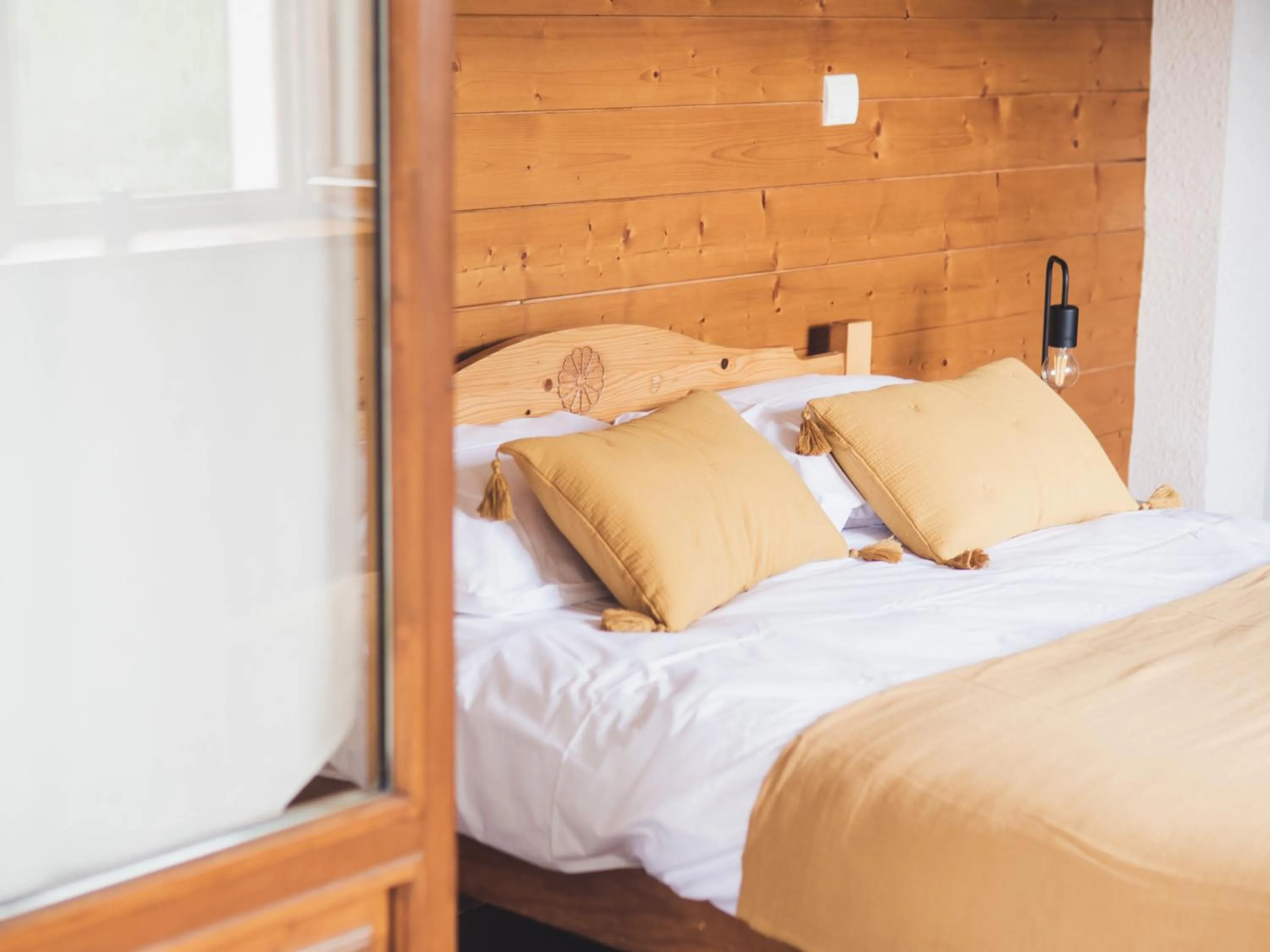 Bedroom, Bed in Auberge Le Valezan