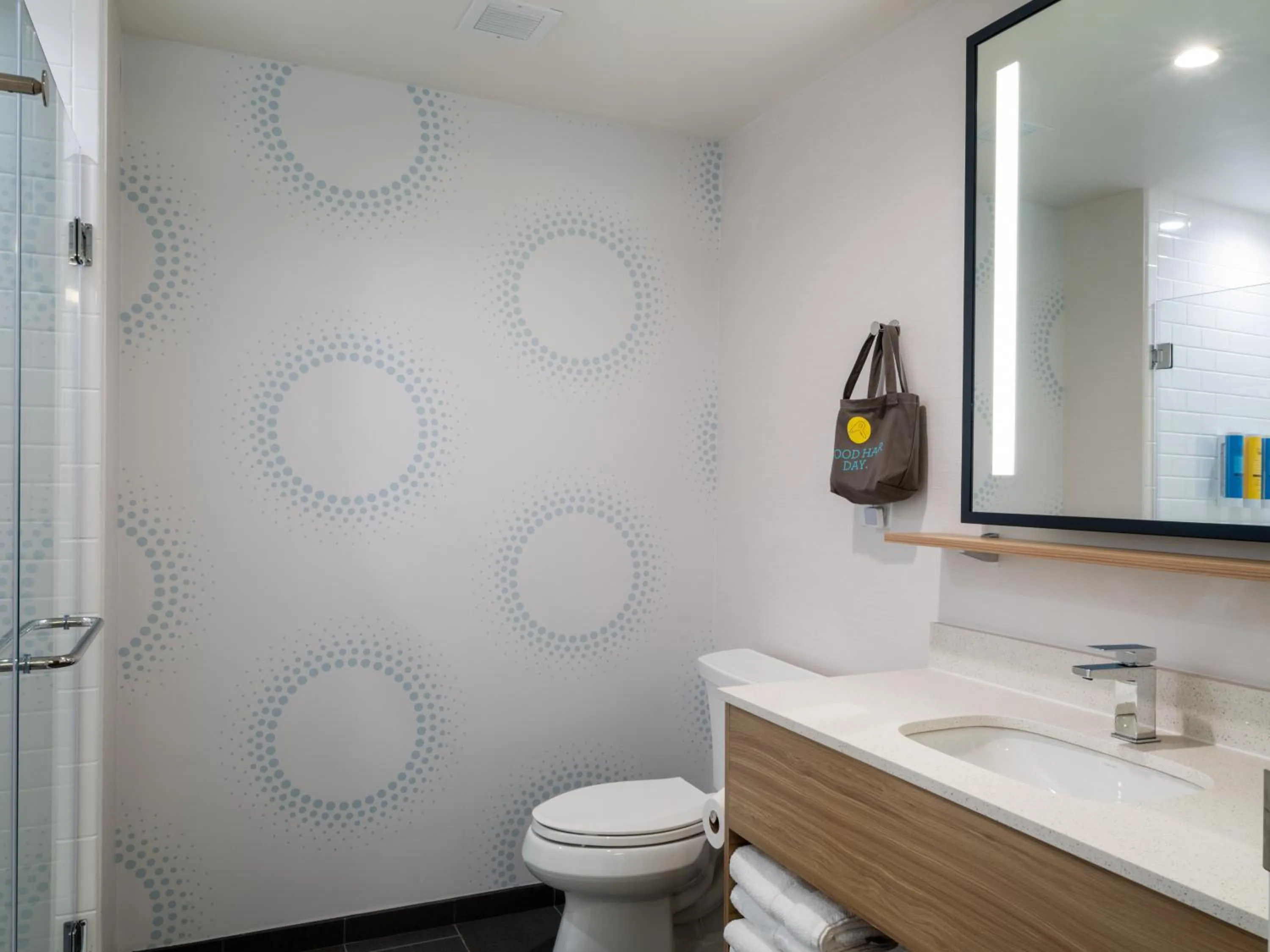 Bathroom in Tru By Hilton Atlanta Airport College Park