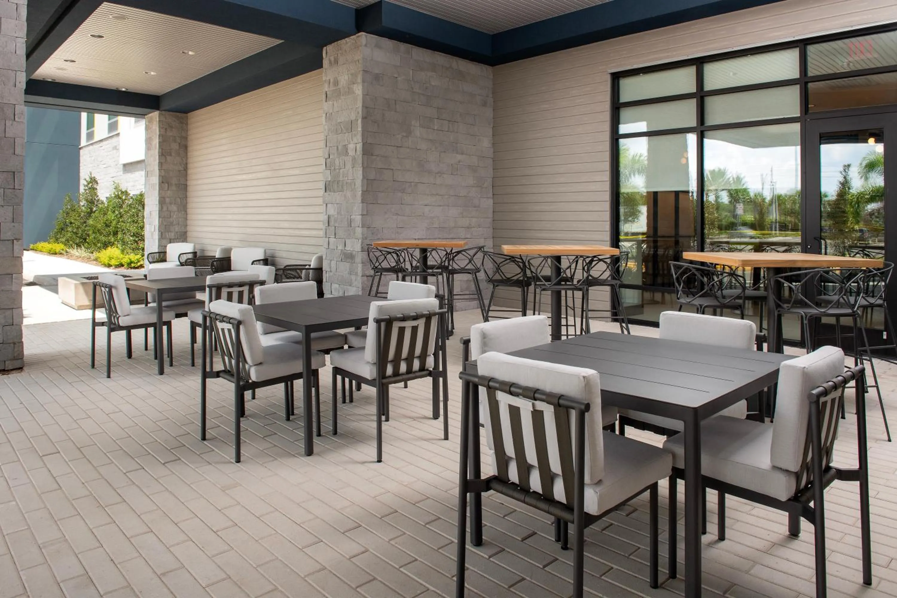 Patio in Hampton Inn Orlando Southeast Nona