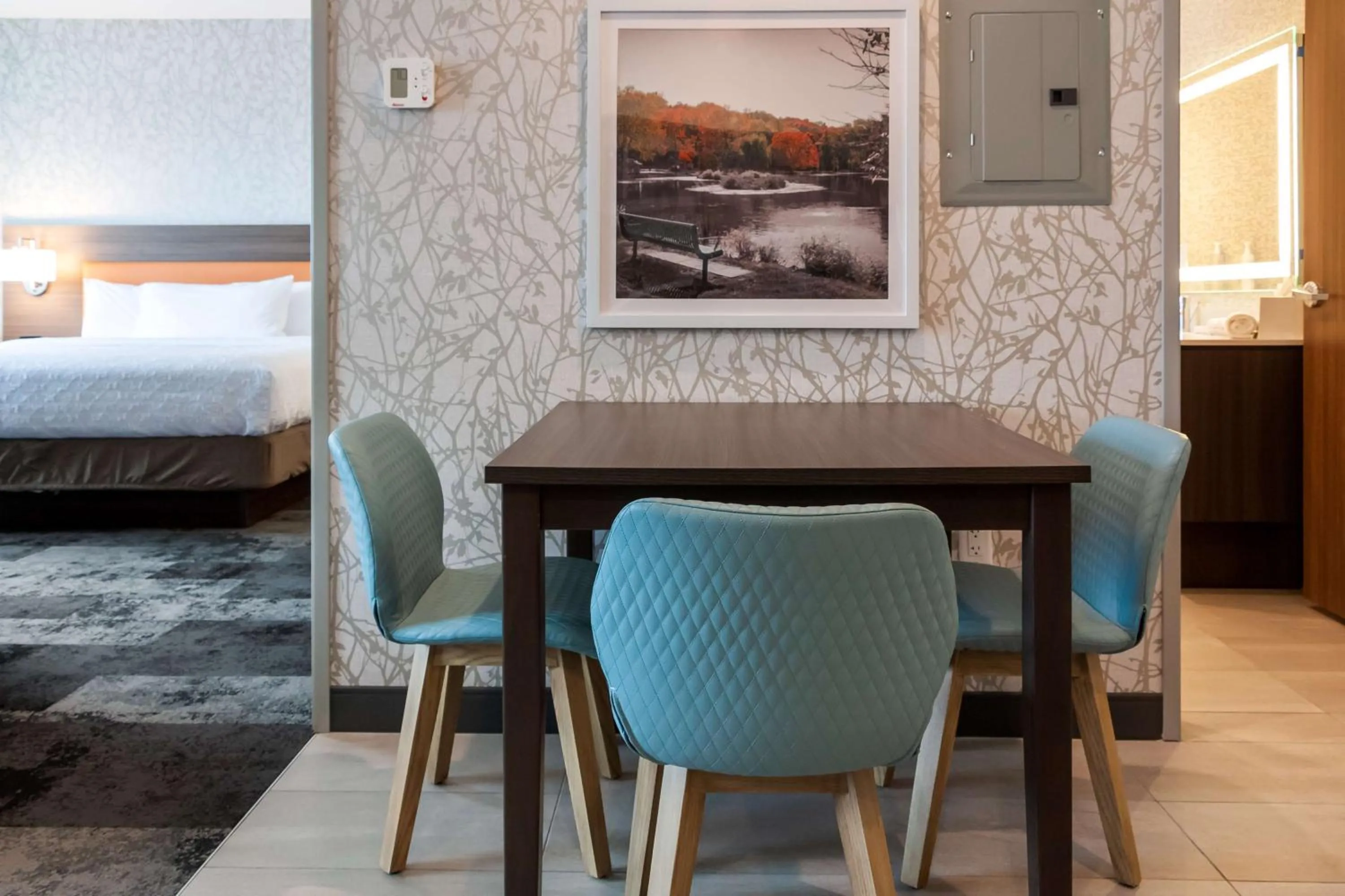 Living room, Bed in Home2 Suites By Hilton Bolingbrook Chicago