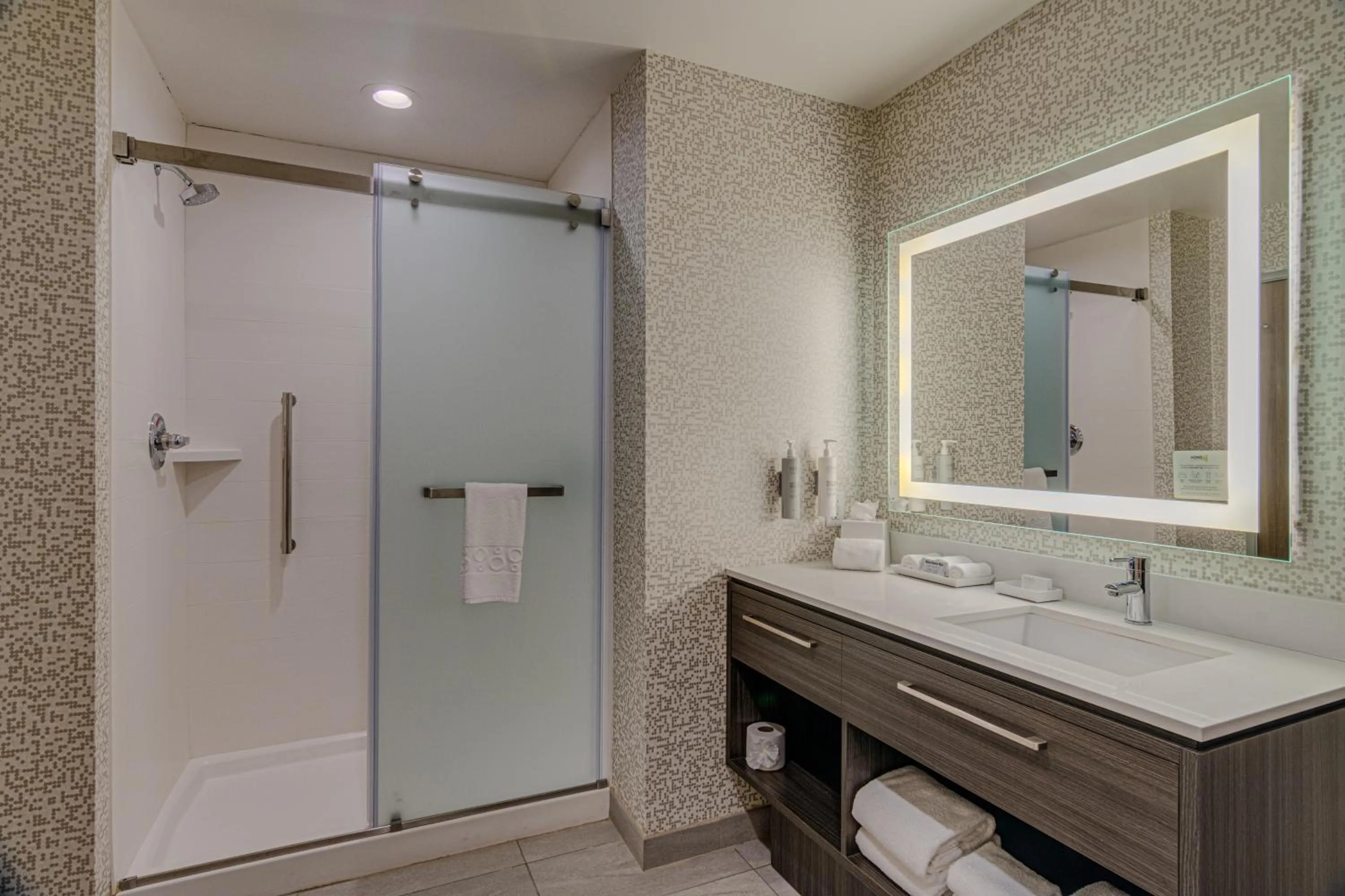 Bathroom in Home2 Suites By Hilton Bolingbrook Chicago