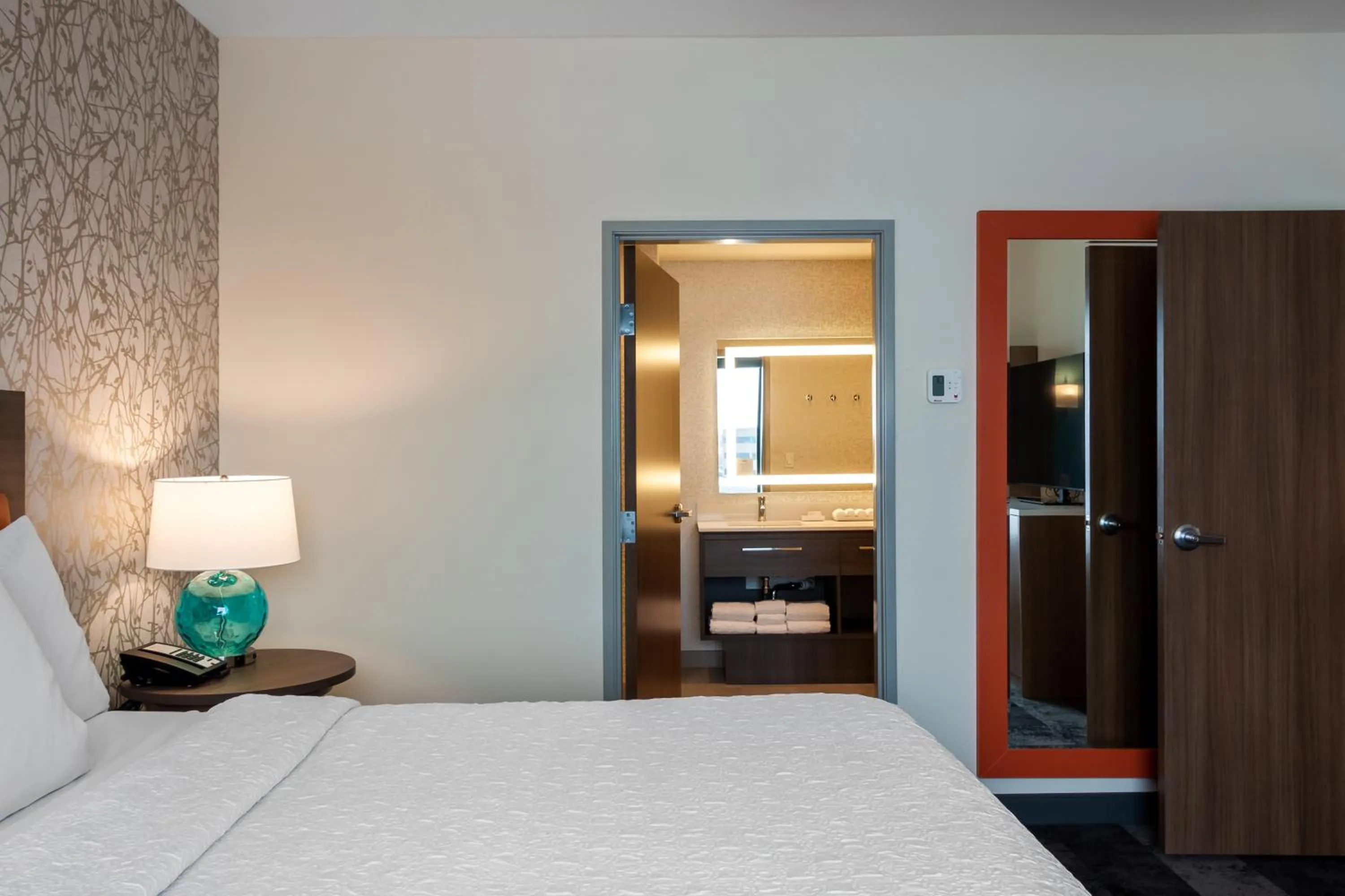 Bedroom, Bed in Home2 Suites By Hilton Bolingbrook Chicago