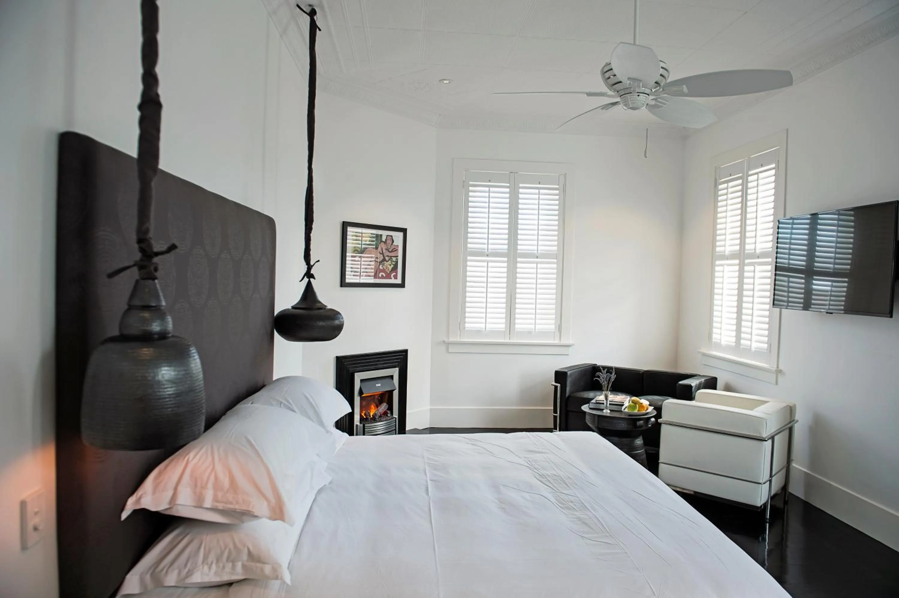 TV and multimedia, Bed in CIRCA 1936 Art Hotel