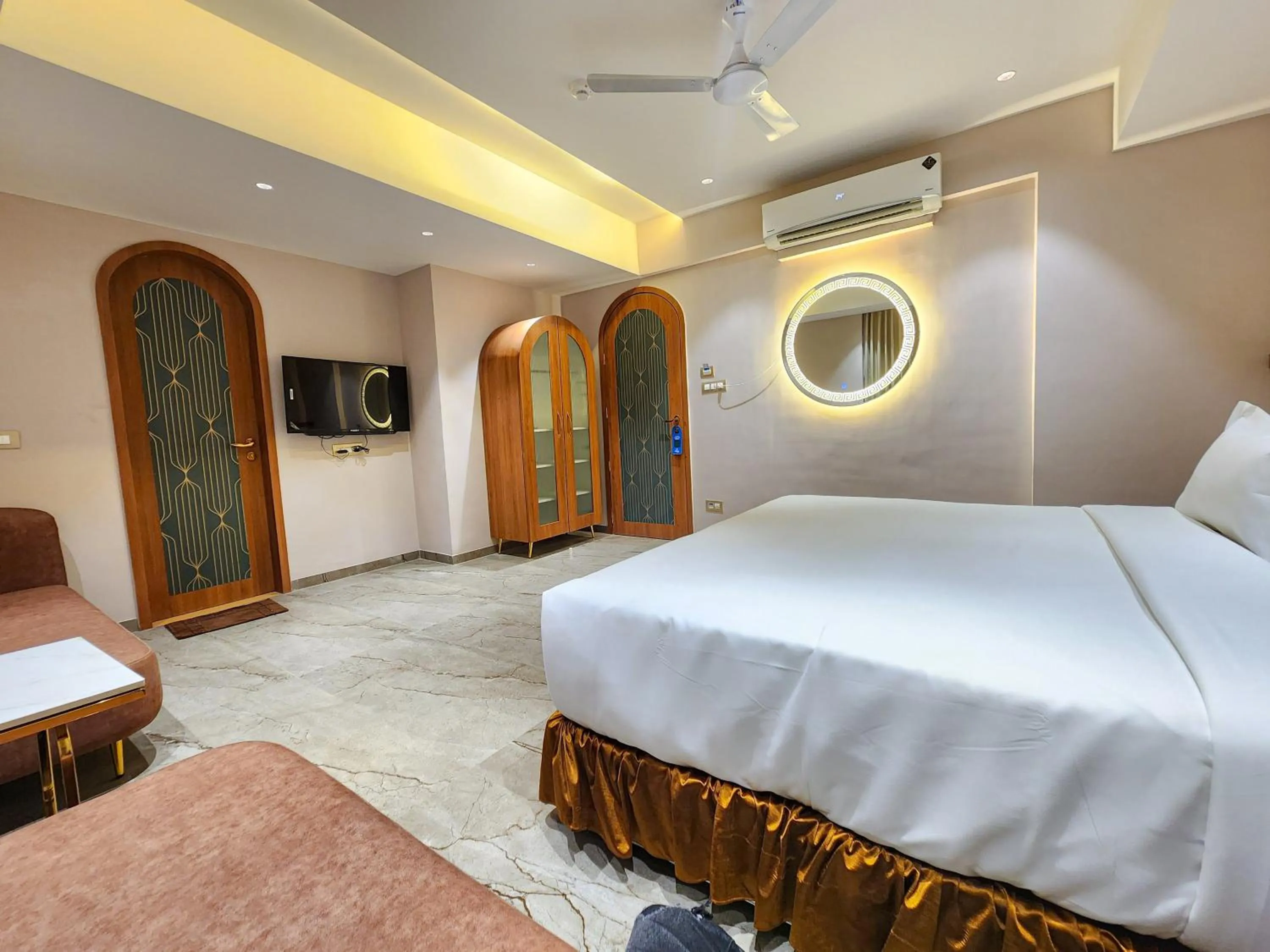 Communal lounge/ TV room, Bed in Hotel Nova Bliss