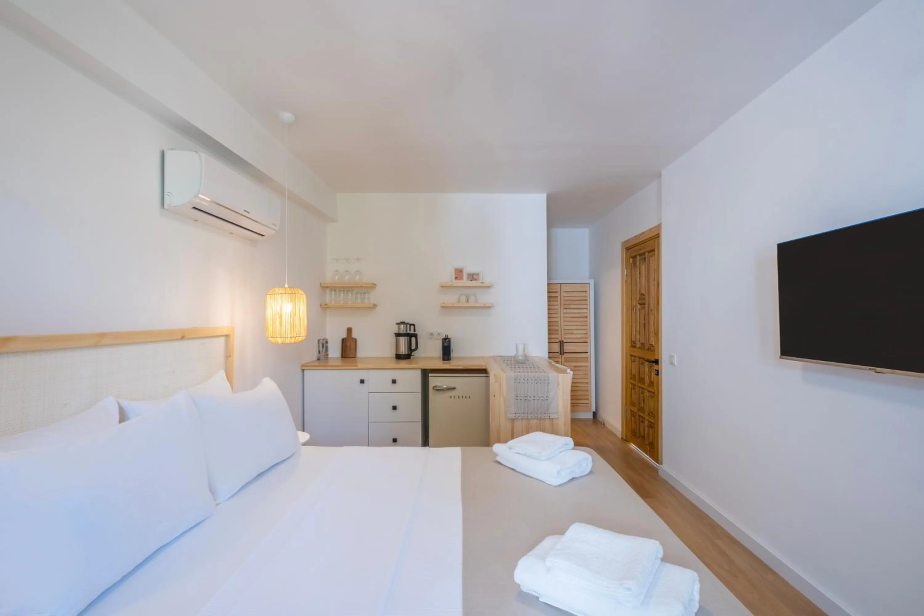 Photo of the whole room, Bed in Audo Studio