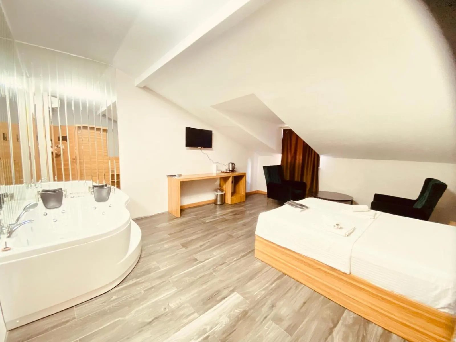 Photo of the whole room, Bed in Waves hotel