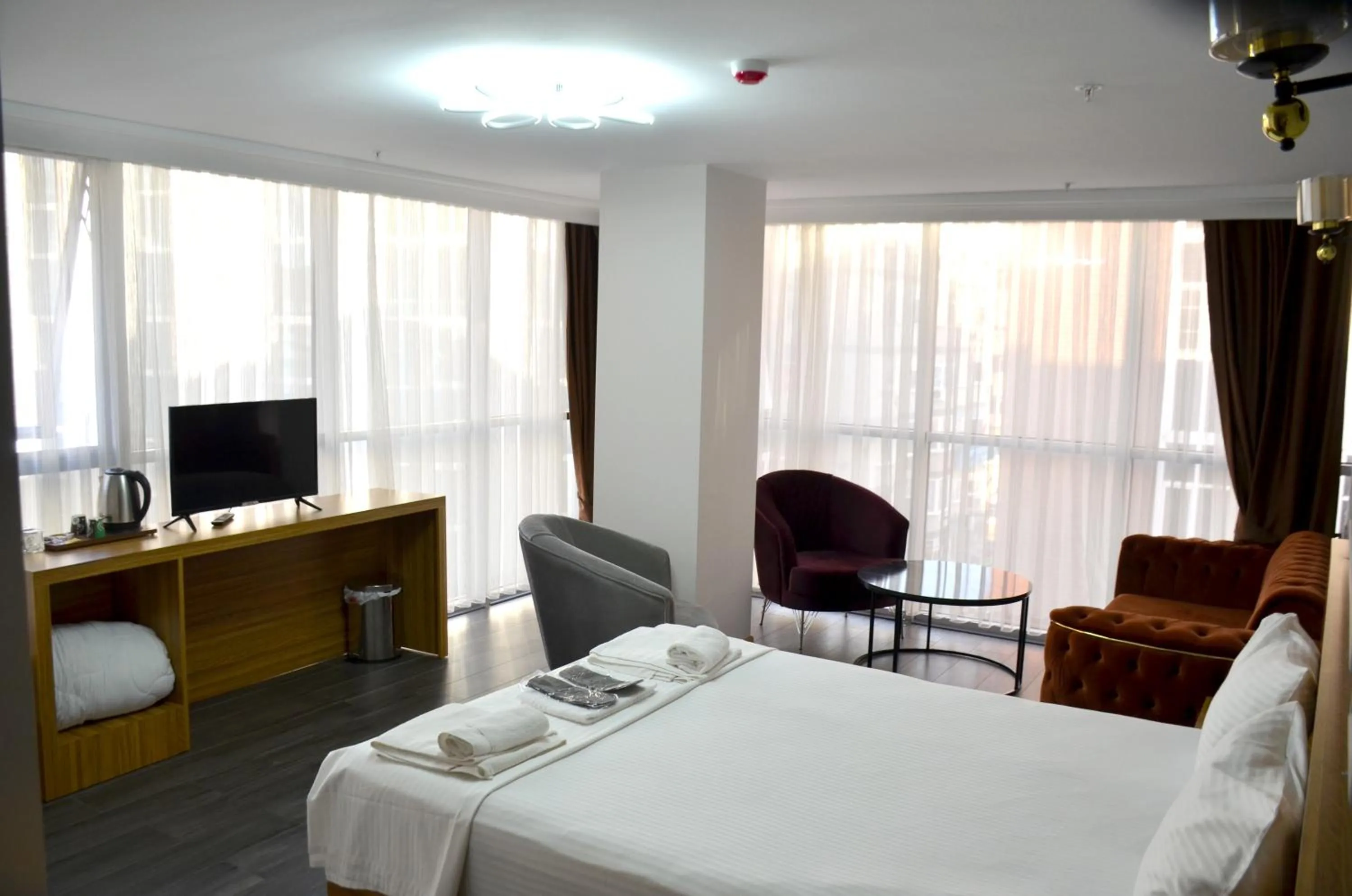 Communal lounge/ TV room, Bed in Waves hotel