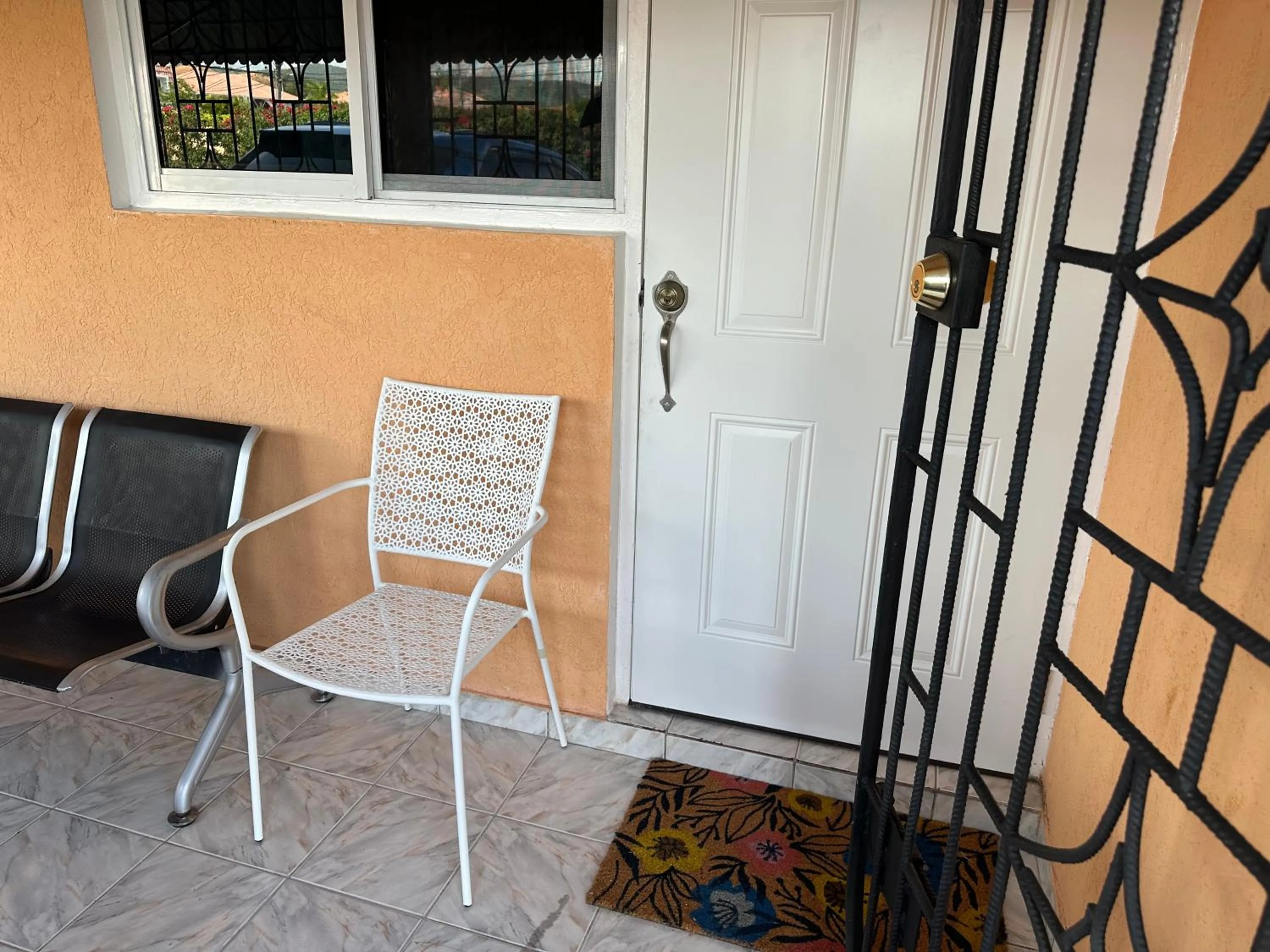 Patio in Sleeps2 - Private Pool - King Bed - AirCon