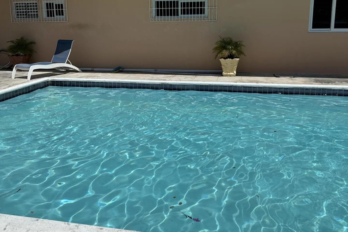 Sleeps2 - Private Pool - King Bed - AirCon