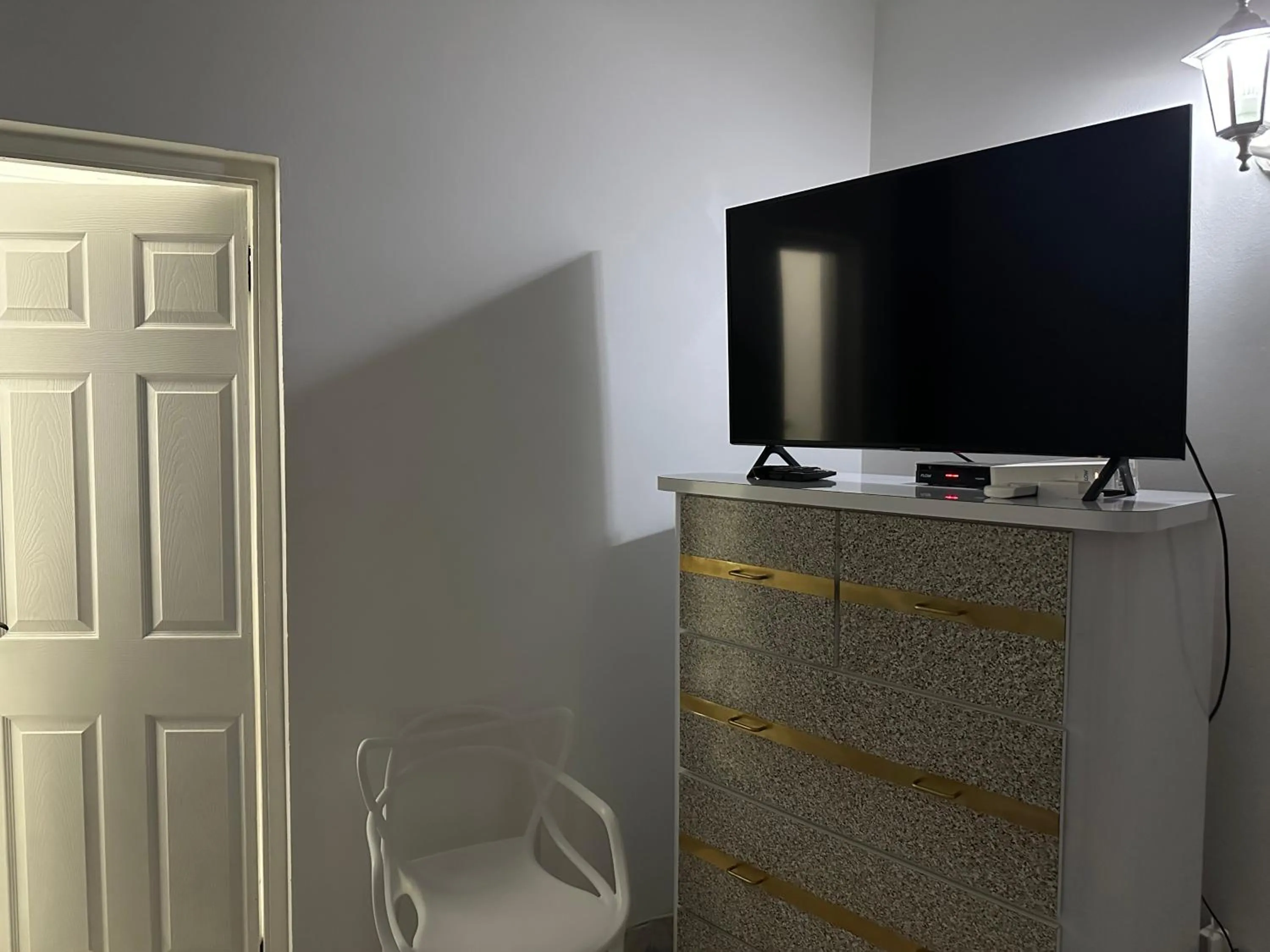 Communal lounge/ TV room in Sleeps2 - Private Pool - King Bed - AirCon