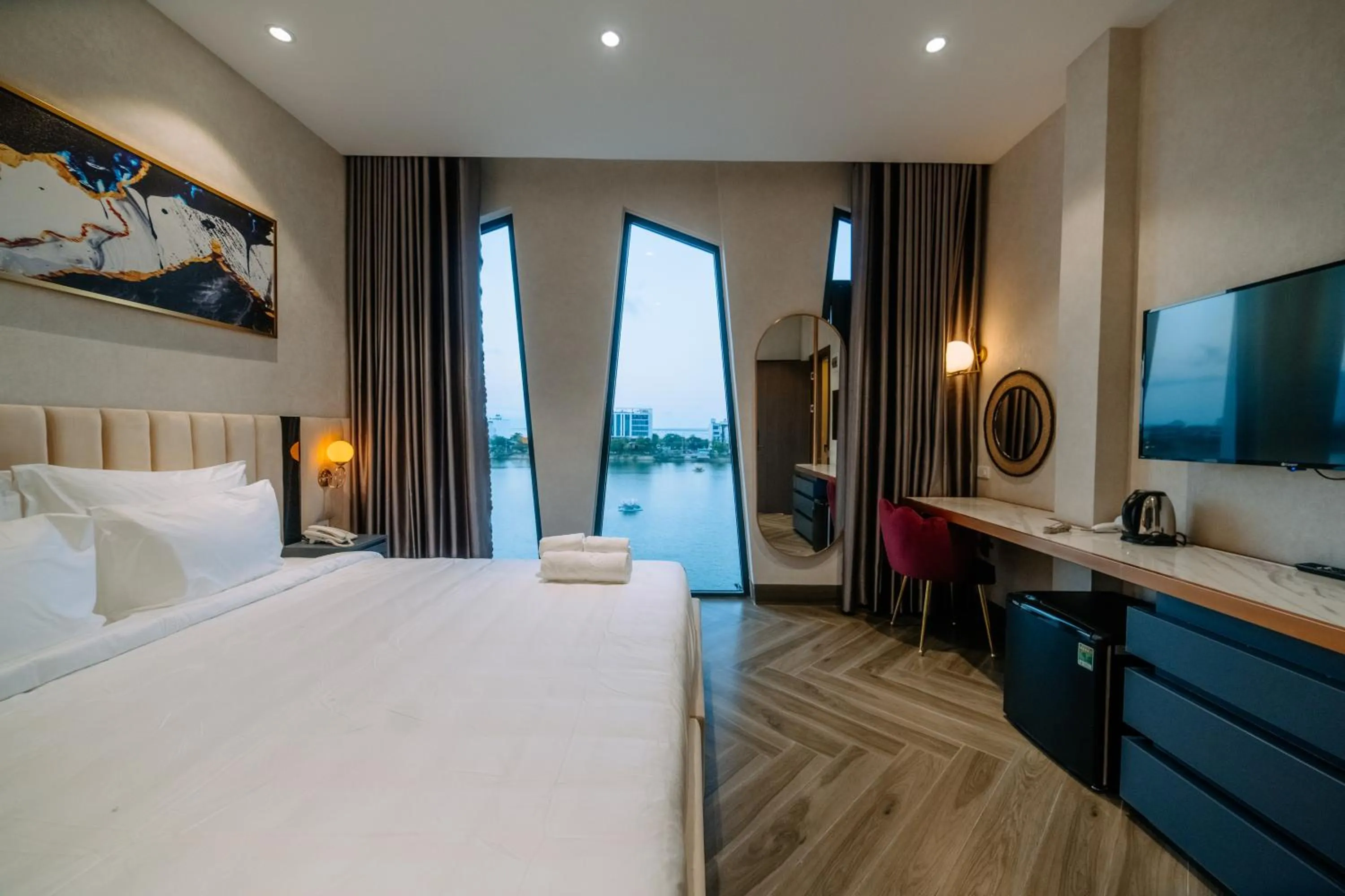 Communal lounge/ TV room, Bed in La Beaute Hotel - Quy Nhơn