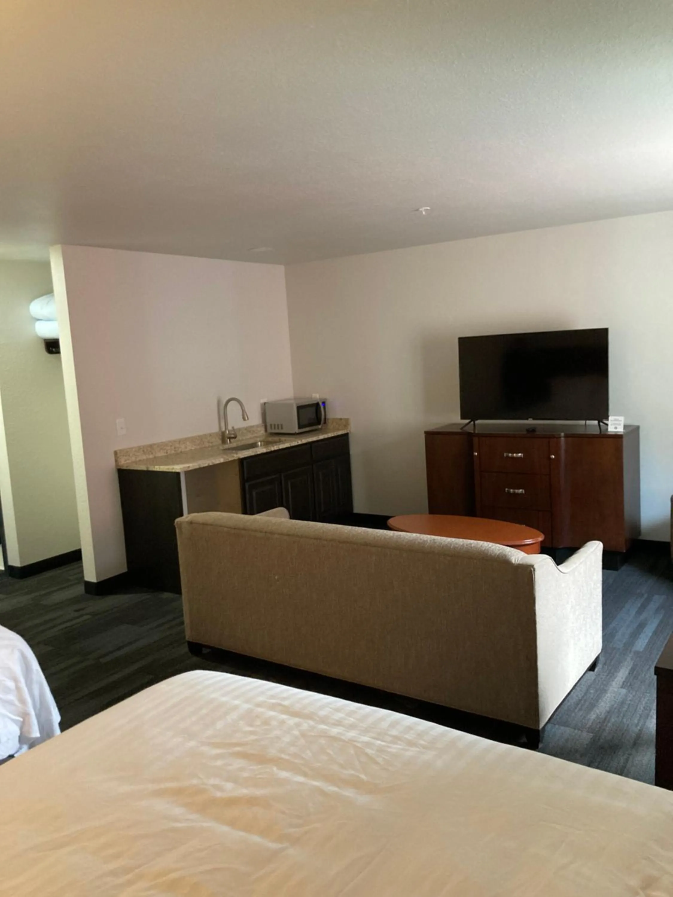 Photo of the whole room, Bed in Elker Inn & Suites