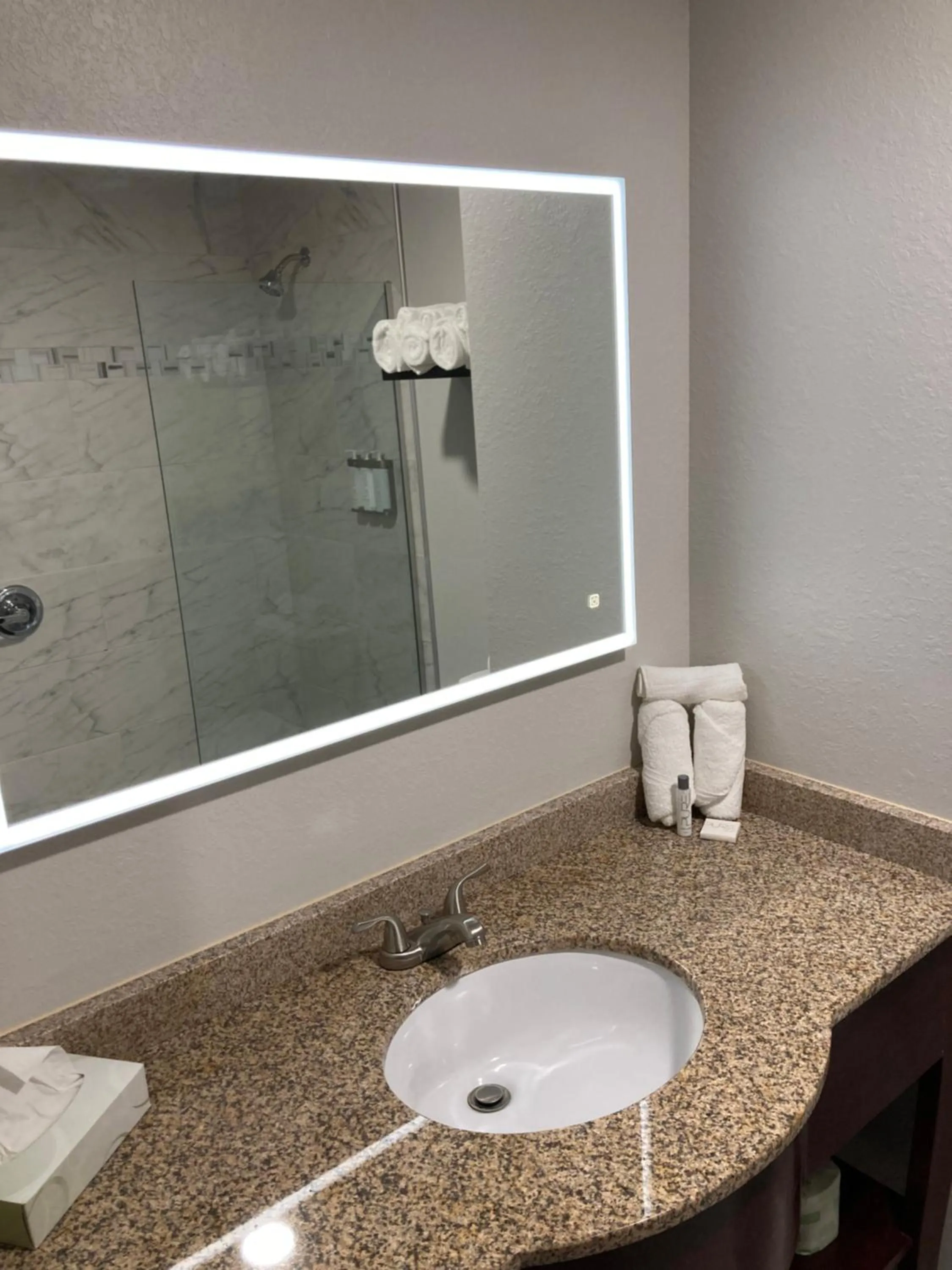 Bathroom in Elker Inn & Suites
