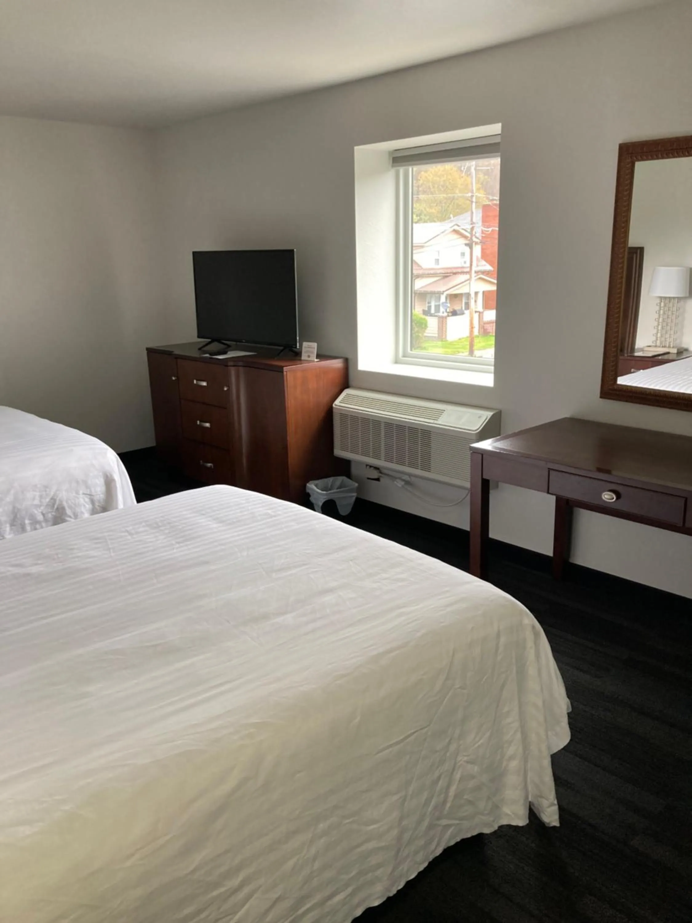 Photo of the whole room, Bed in Elker Inn & Suites