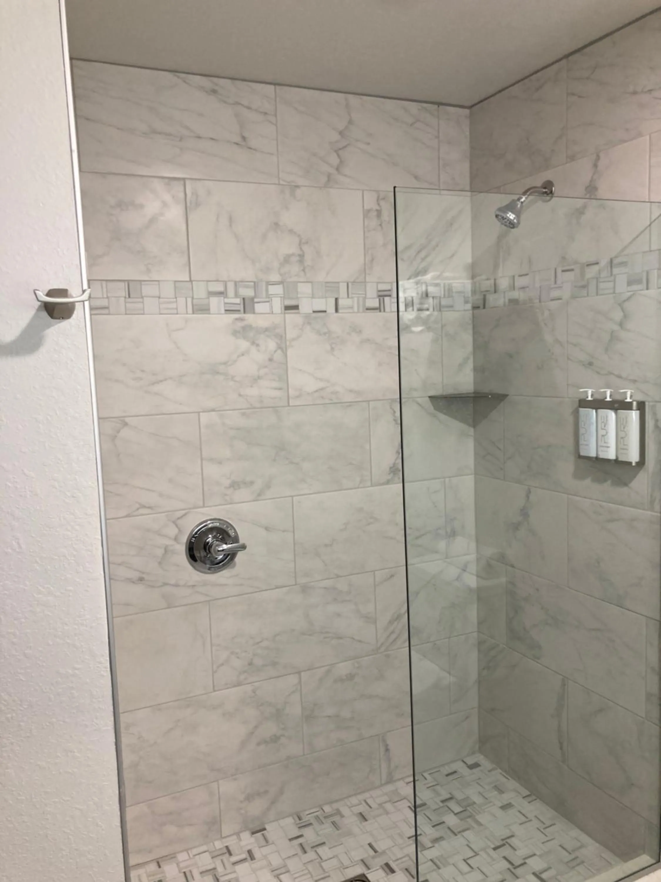Shower in Elker Inn & Suites