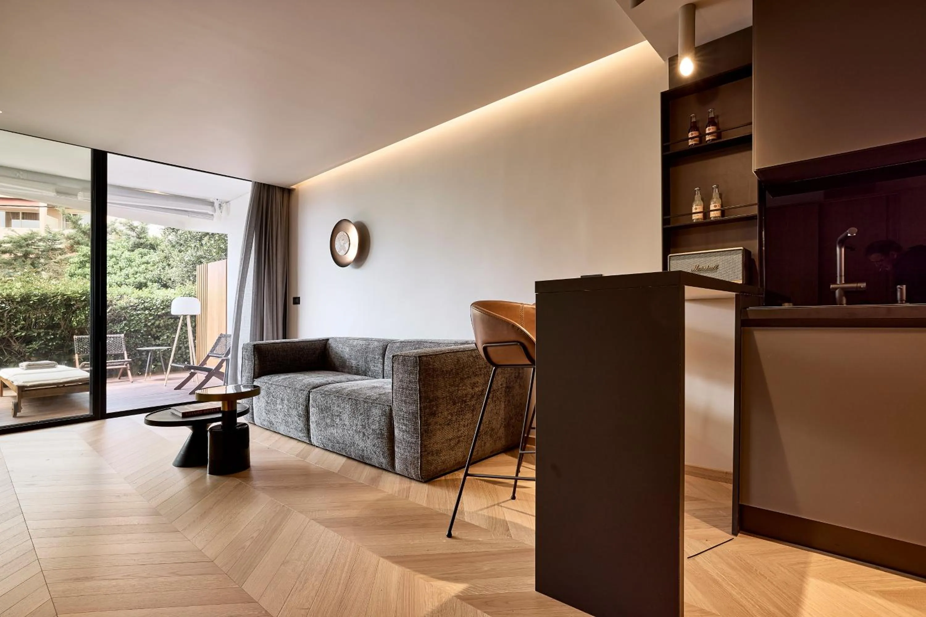 Seating area in Cama Luxury Suites Kavouri