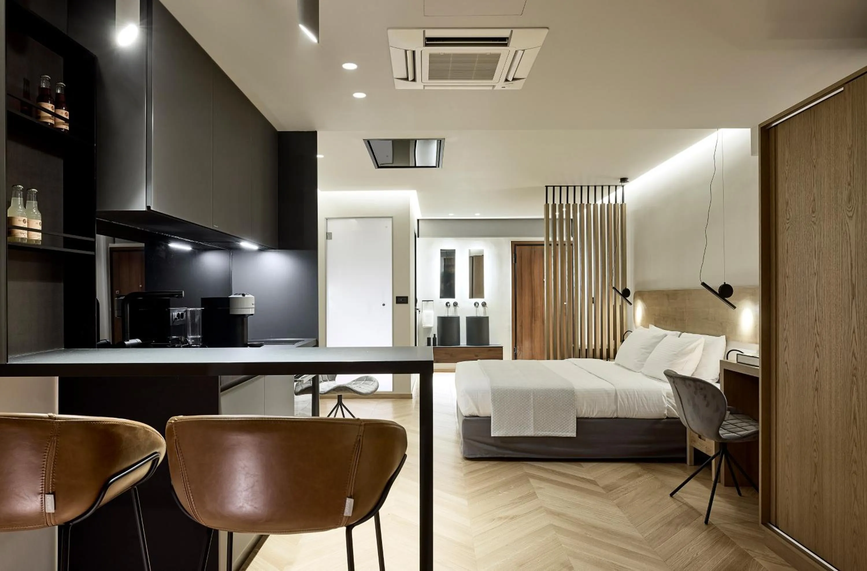 Photo of the whole room, Bed in Cama Luxury Suites Kavouri