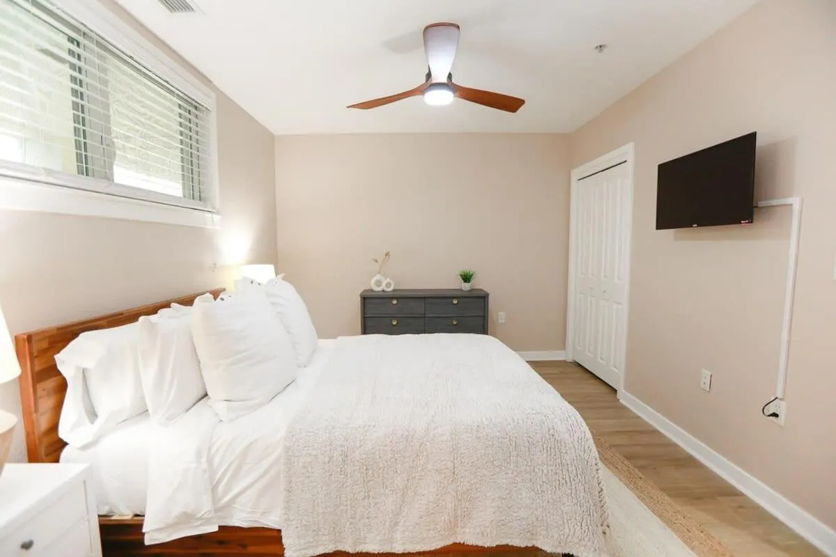 Bed in Sojourn Sanctuary Seaside Escape 3 BR